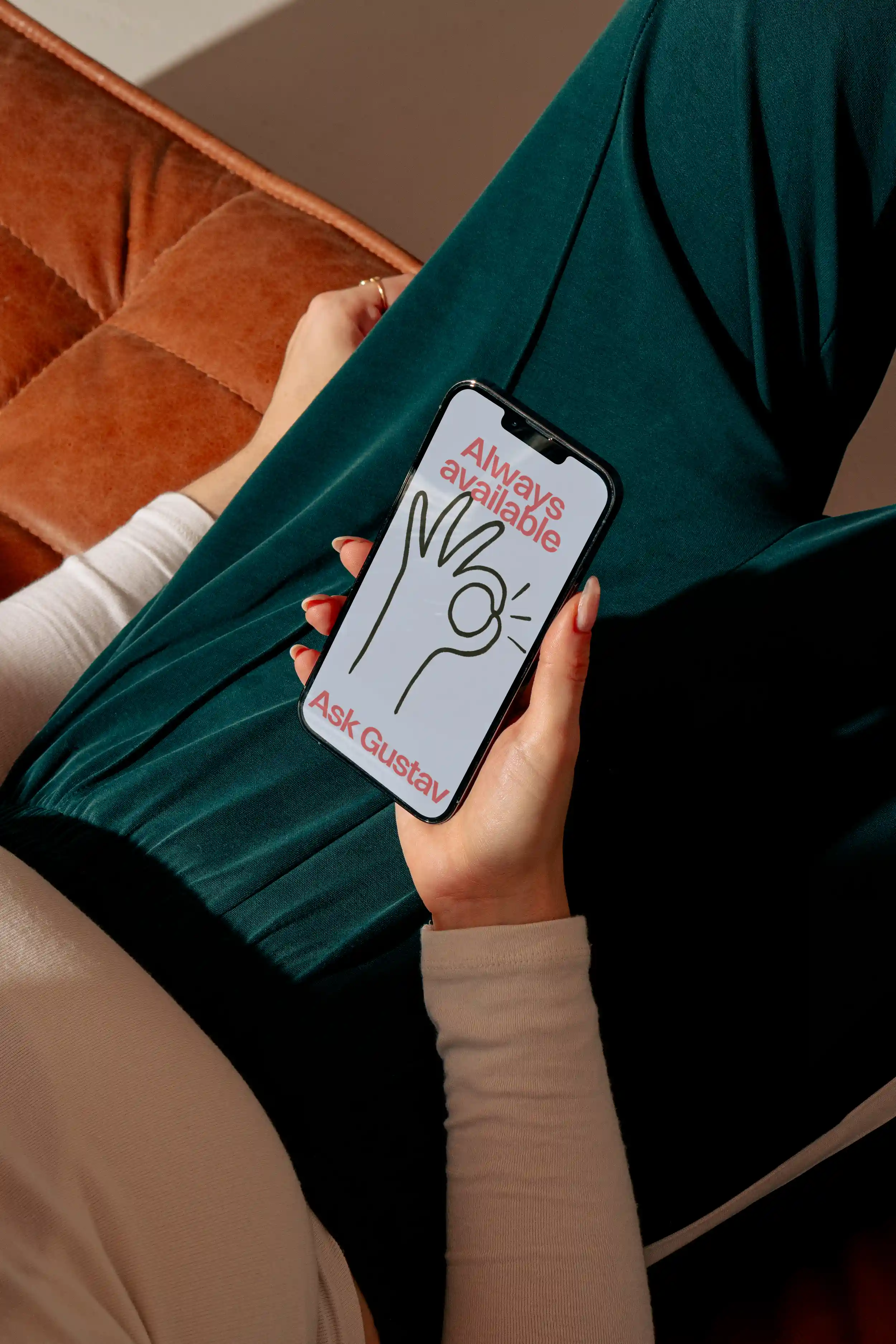 Picture of a woman holding a phone with Gustav app inside